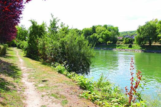 Valorisation paysagère et poursuite du cheminement le long des berges