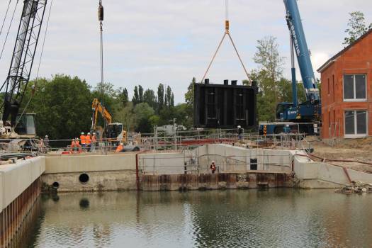 Pose des portes de l’écluse
