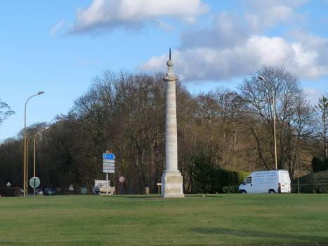 L'obélisque du rond-point des héros de la résistance