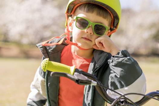 enfant à vélo et casque